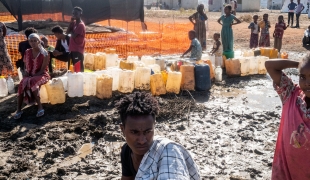 Distribution d'eau dans le camp de transit d'Al Hashaba, dans la région de Gedaref au Soudan, décembre 2020.