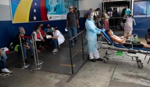 Des personnes attendent à l’entrée des urgences à l’hôpital Vargas de Caracas, au Venezuela. Les cas de Covid-19 étant pris en charge en priorité, de plus en plus de personnes se retrouvent privées de soins pour leurs maladies chroniques ou des traitements d’urgence.