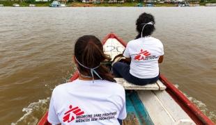 Un médecin et un travailleur de santé MSF traversent un lac à Tefé dans l'État d'Amazonas au Brésil, pour mener des activités de promotion de la santé dans le cadre de la réponse à la pandémie de Covid-19.