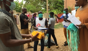 Les équipes de MSF distribuent des masques lavables et du savon à des familles de Bamako, et mènent des activités de sensibilisation aux gestes barrières pour se protéger du Coronavirus. 