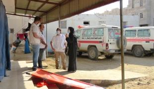 Des membres des équipes MSF en discussion devant l'hôpital d'Abs. Yémen. 2020.