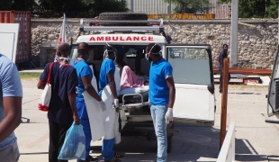 Des patients brûlés sont transférés de Drouillard à l'hôpital MSF de Tabarre