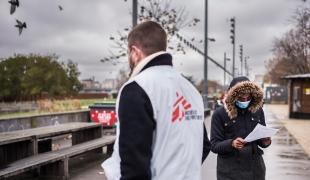 Un membre des équipes MSF lors d'une clinique mobile organisée à Paris en janvier 2021. 