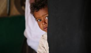 Un enfant se fait vacciner à l'intérieur de l'une des cliniques mobiles de MSF, Marib, mars 2021.