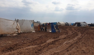 Vue générale d'un camp de personnes déplacées dans la région d'Azaz. 