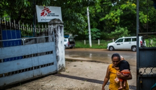 Une femme se rend avec son enfant à la clinique MSF Insein, à Rangoun en Birmanie, en juin 2019. 
