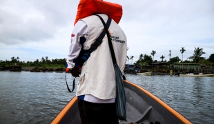 Le personnel de santé MSF se déplace en bateau pour se rendre dans le village de Mei'i, en périphérie de Kerema, en Papouasie-Nouvelle-Guinée. Juin 2019.