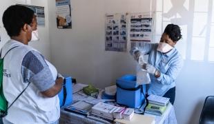 Une infirmière collecte des échantillons tuberculeux dans le projet MSF d'Eshowe. Afrique du Sud. 2020. 