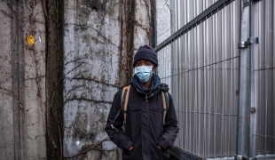 Seco Jallow est un migrant sans-abri vivant dans les rues de Paris et dormant sous un pont. Il est venu se faire soigner dans l’une des cliniques mobiles de MSF qui ont été mises en place lors de la deuxième vague de la pandémie de Covid-19 à Paris. 2021. 