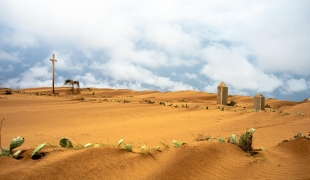 Autrefois les routes étaient bordées de cactus, aujourd'hui ils sont ensevelis sous le sable. Madagascar. 2021. 