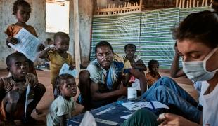 Maraignavy s'est rendu à la clinique mobile MSF de Ranobe avec ses cinq enfants pour une consultation médicale. Tous ses enfants souffrent de malnutrition. Madagascar, district d'Amboasary. Avril 2021. 