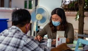 Une consultation dans une clinique de fortune installée après l'occupation de l'hôpital public par des militaires à Yangon.