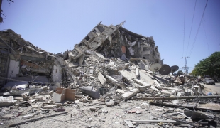 Les décombres de la tour Al-Shorouq, bombardée par l'armée israélienne. Mai 2021, Gaza.
