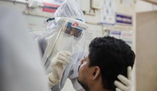 Sharanya Ramakrishna prélève un échantillon dans la zone de santé aménagée pour la Covid-19 dans le centre M-Est de Mumbai. Août 2020.