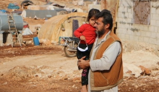 Chahine Ziadeh a fui sa ville natale en 2016 en raison de bombardements massifs. Depuis, il a vécu dans divers camps de la région avant de s'installer, il y a deux ans, dans le camp de Fan Al-Shemali, dans le gouvernorat d'Idlib. 