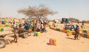 Distribution d'eau à Djibo, au Burkina Faso.