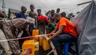 Depuis l'éruption du volcan Nyiragongo, à Goma, dans l'est de la RDC, des centaines de milliers de personnes ont quitté la ville. Les activités actuelles immédiates de MSF se concentrent sur l'assainissement et la distribution d'eau afin de répondre aux besoins essentiels et d'éviter une épidémie de choléra.