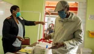 Un patient atteint de tuberculose multirésistante se rend à la clinique locale de Kuyasa, soutenue par MSF (Khayelitsha, Afrique du Sud) afin d'être suivi et de recevoir un traitement. 