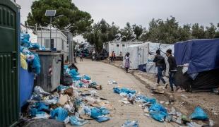 À l'heure actuelle, 13 000 personnes sont bloquées dans un camp conçu pour n'en accueillir que 3 000. La plupart des enfants que voient nos équipes souffrent de maladies directement liées aux conditions de vie telles que les infections des voies respiratoires, les maladies de la peau, la fièvre et la diarrhée.