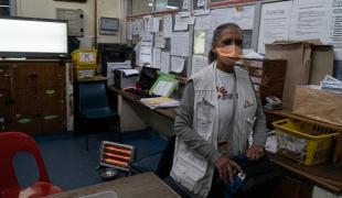 Adeline Oliver, infirmière de l'équipe d'urgence MSF, dans le centre de santé d'Alexandra, dans lequel MSF intervient. Afrique du Sud. 2021.