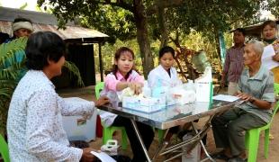 Des infirmières testent des échantillons de sang pour dépister des cas d'hépatite C lors d'une campagne active de recherche de cas dans un village du district de Moung Ruessei au Cambodge.