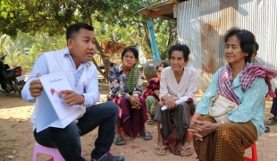 Un travailleur de santé MSF conduit une séance de sensibilisation sur l'hépatite C dans un village au Cambodge. 
