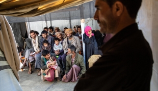 Des personnes attendent devant la zone de triage de l'hôpital MSF d'Haydan. Yémen. 2019. 
