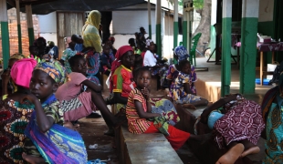 Des patients attendent dans la salle d'attente du service ambulatoire de l'hôpital MSF de Kabo, une ville du nord de la République centrafricaine.