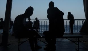 Des passagers sur le pont du Geo Barents, dans l'attente de trouver un port de débarquement.