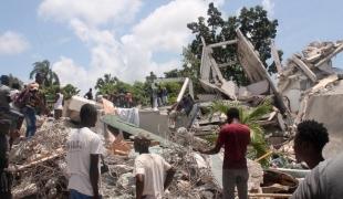 Des gens fouillent les décombres de l'hôtel Manguier après le tremblement de terre du 14 août 2021 aux Cayes, dans le sud-ouest d'Haïti.