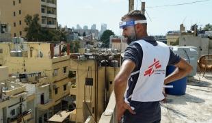 Un travailleur MSF réalisant du porte à porte dans le quartier de Karantina suite à l'explosion à Beyrouth.
