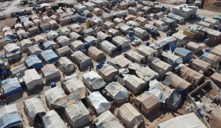 Plus de 1,7 million de personnes déplacées habitent dans un camp, dans le nord-ouest de la Syrie. La plupart ont fui le conflit et vivent dans des conditions précaires. Syrie. 2021.