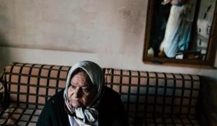 Fatima a 58 ans. Elle est assise dans le salon de sa maison, située dans la ville d'Hermel, dans la vallée de la Bekaa. Elle souffre de complications dues à son diabète. Liban.