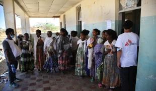 Des femmes attendent avec leurs enfants d'être vues par un médecin lors d'une clinique mobile MSF dans le village d'Adiftaw, dans la région du Tigré en Ethiopie.