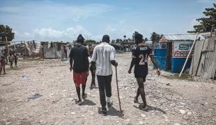 Jacques (au centre) a été l'un des premiers patients pris en charge par MSF suite au tremblement de terre. C'est l'un des représentants du camp de déplacés des Cayes. Il a aidé les équipes MSF a organiser une clinique mobile qui a bénéficié à 200 personnes du camp.