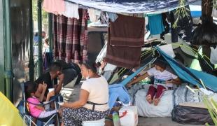 La Plaza de La República à Reynosa est devenue un camp improvisé où survivent plus de 2 000 personnes.