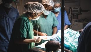 Des équipes MSF en salle d'opération à l'Hôpital Immaculée Conception des Cayes. Haïti. 2021.