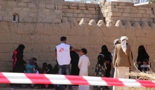 Un employé MSF dans la salle d'attente du camp Sabran à Marib en janvier 2021.