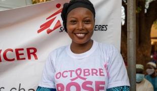 Portrait d'une bénévole de l'association JCI Universitaire, impliquée dans les activités de sensibilisation au dépistage du cancer du sein et du col de l'utérus