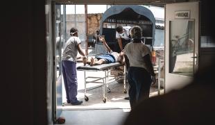 Une victime d'accident de la route arrive en ambulance à l'hôpital MSF de Tabarre à Port-au-Prince. Haïti. 2021.