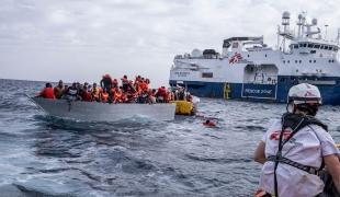 Après un appel de détresse reçu le mardi 16 novembre 2021 après midi, 99 personnes ont été secourues par le Geo Barents, à environ 30 milles nautiques des rives libyennes, après 13 heures de dérive en mer. Dix autres personnes ont été retrouvées mortes. 