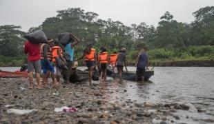 Le seul moyen de transférer les migrants de Bajo Chiquito vers les postes d'accueil de l'immigration pendant la saison des pluies est le canoë, à raison de 13 à 15 personnes par embarcation.