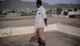 Un homme regarde au loin depuis le toit de l'hôpital d'Abs, dans le gouvernorat de Hajjah, Yémen, août 2016. 