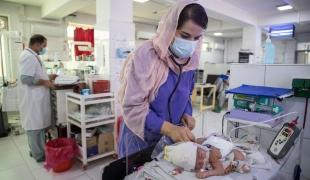 Une pédiatre examine un nouveau-né à la maternité de Khost, en Afghanistan. Octobre 2021. 