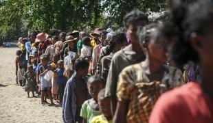 Des habitants du village de Befeno, dans la commune de Marovato, attendent pour une consultation à la clinique mobile de MSF. Madagascar, septembre 2021. 