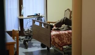 Nursing homes, alone against coronavirus (short film)