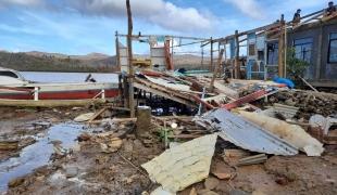 Vue d'un quartier de la ville de Basilisa, sur l'île de Dinagat aux Philippines, après le passage du typhon Rai en décembre 2021.