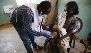 Un médecin de MSF examine un enfant lors d'une clinique mobile dans le village d'Adiftaw, dans la région nord éthiopienne du Tigré.