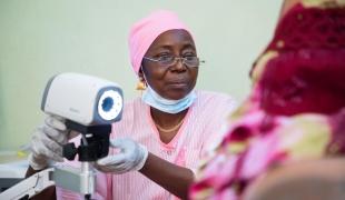 Nene Sow, sage-femme, effectue un examen du col de l’utérus pour détecter toute anomalie chez sa patiente lors d'une consultation à l’hôpital Gabriel Touré.