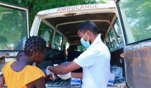 Un employé du ministère de la Santé en discussion avec un patient dans la province de Nsanje où MSF offre un soutien logistique aux personnes déplacées par la tempête Ana. Malawi. 2022.